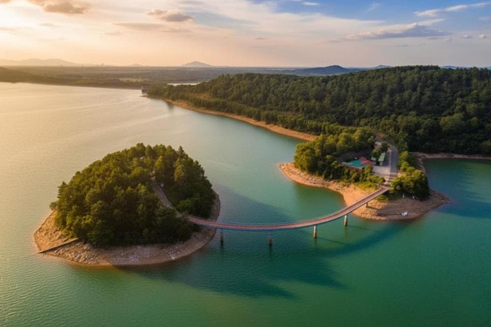 Hồ Kẻ Gỗ mang vẻ đẹp thơ mộng như một tấm gương soi giữa đại ng&agrave;n